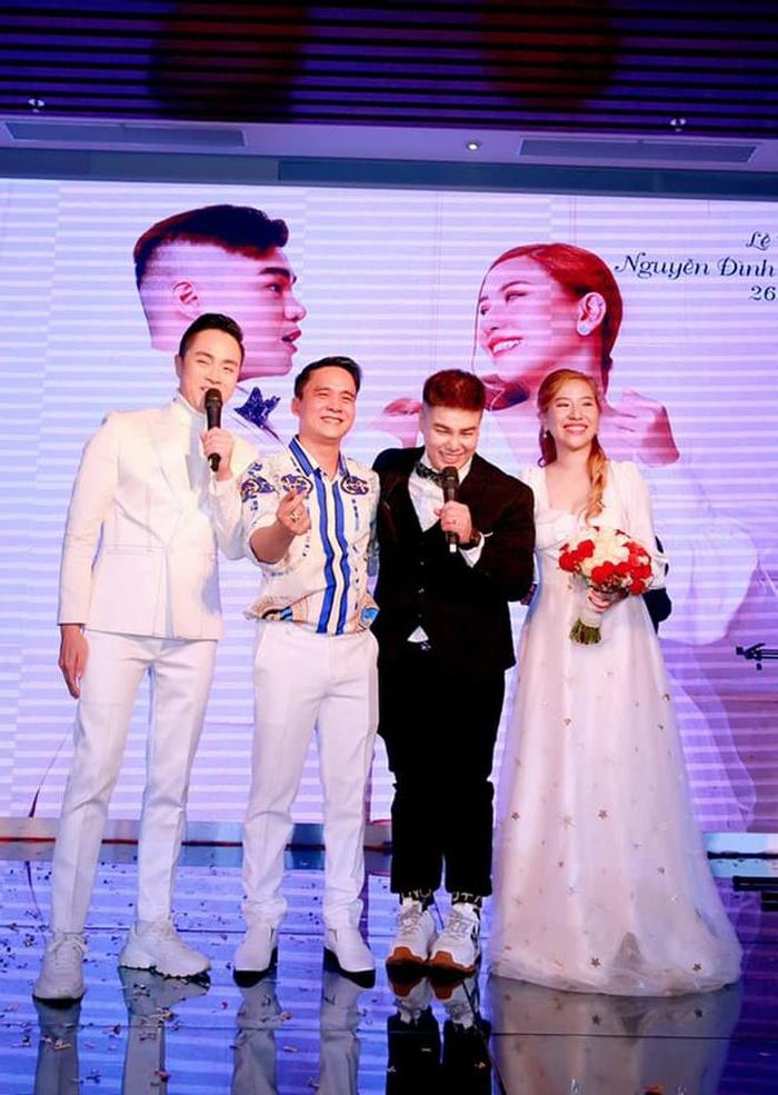  Nhật Tinh Anh đến dự tiệc cưới của đàn em. "Hôm nay, tưng bừng đám cưới Ú ca và bé Diệp. Chúc hai em mình sẽ thật hạnh phúc", anh chúc mừng nhạc sĩ 9X. 