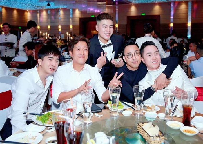 Nguyễn Đình Vũ từng là ca/nhạc sĩ có cân nặng khủng nhất showbiz, lên tới 111 kg. Đến chúc mừng nhạc sĩ sinh năm 1991 có sự tham gia của nhiều sao Việt như Trường Giang, Chi Dân, Nhật Tinh Anh, Nguyễn Hồng Thuận...