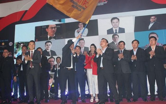  Ban chấp hành CLB nhận cờ truyền thống của Hội Doanh nhân trẻ Việt Nam