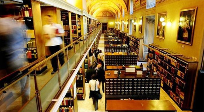 Chính bởi Văn khố Cơ mật Vatican lưu trữ hàng triệu tài liệu xuyên suốt nhiều thế kỷ và có rất ít người được tiếp cận nên một số người theo thuyết âm mưu cho rằng nơi đây cất giữ những tài liệu về UFO không muốn để công chúng biết.