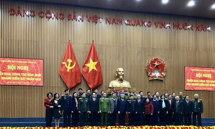 Đồng chí Trần Quốc Vượng, Thường trực Ban Bí thư; Đồng chí Phan Đình Trạc, Trưởng Ban Nội chính TW chụp ảnh lưu niệm với các Đại biểu tham dự Hội nghị
