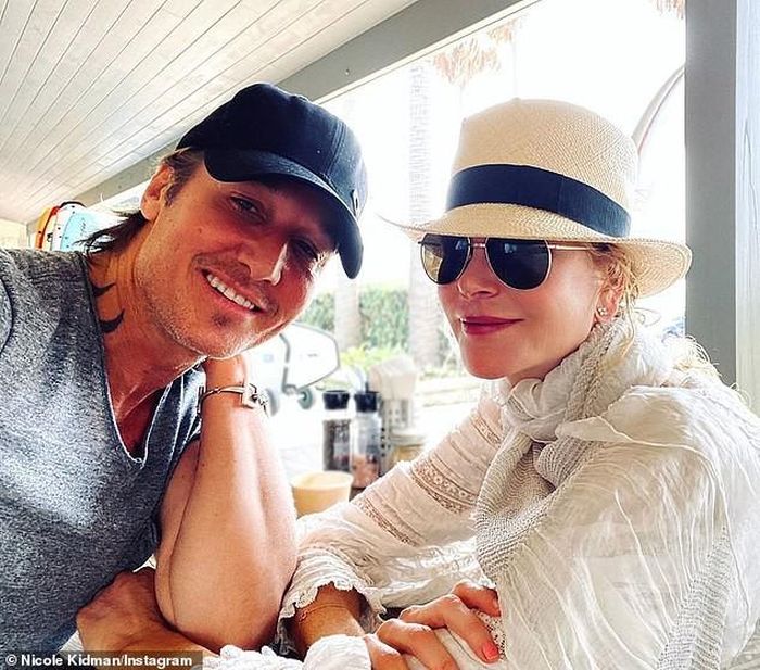 Hình ảnh hạnh phúc của vợ chồng Nicole Kidman được cô chia sẻ trên Instagram có 5,9 triệu lượt follow dịp Giáng sinh.