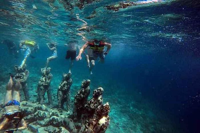 Du khách lặn biển ở Indonesia