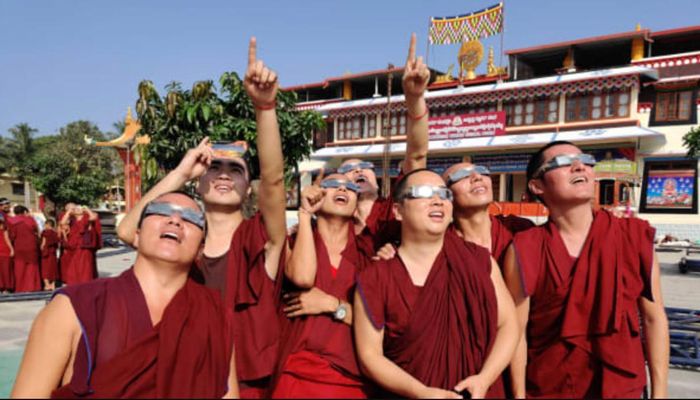 Một nhóm các nhà sư đeo kính bảo vệ để xem nhật thực tại tu viện Ganden ở một vùng thuộc địa của Tây Tạng nằm trong bang Karnataka, miền Nam Ấn Độ