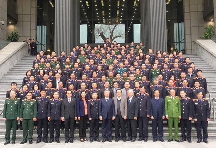 Các đại biểu dự Hội nghị chụp ảnh lưu niệm.