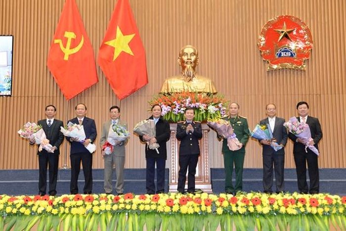 Đồng chí Lê Minh Trí tặng hoa các đồng chí lãnh đạo các đơn vị thuộc VKSND tối cao nghỉ hưu năm 2019.