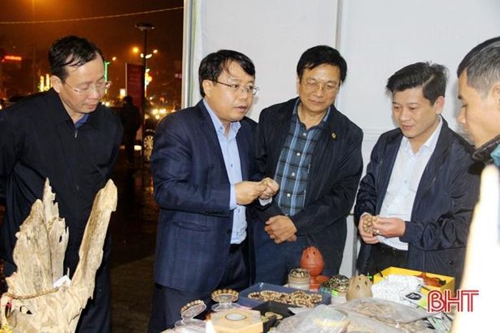 Phó Chủ tịch UBND tỉnh Dương Tất Thắng cùng các đại diện sở, ngành tham quan các gian hàng tại phiên chợ đêm