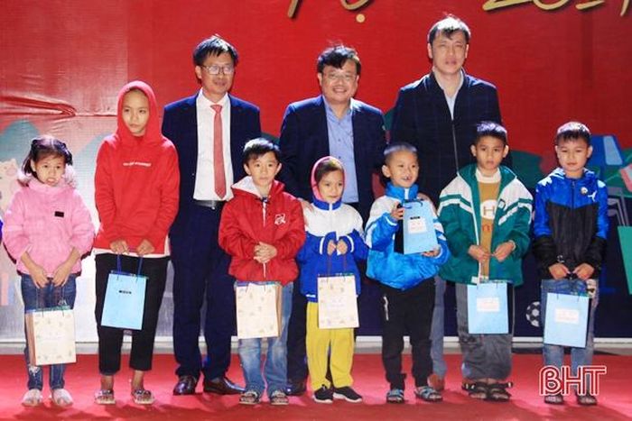 Tại lễ khai mạc, Ban Tổ chức phiên chợ đêm trao tặng 10 suất quà cho 10 học sinh có hoàn cảnh khó khăn trên địa bàn thành phố Hà Tĩnh.