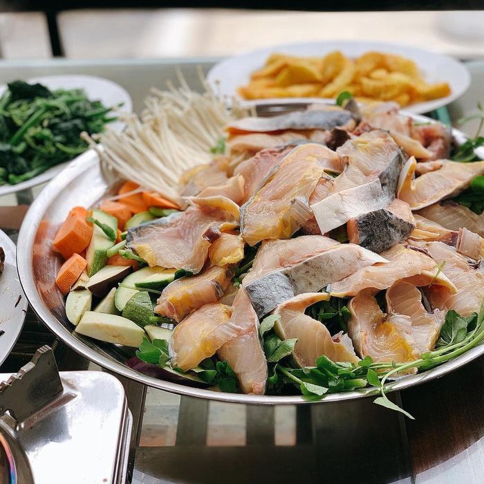 Nếu đến Sa Pa vào ngày mưa lạnh, bạn đừng bỏ qua cơ hội thưởng thức món lẩu cá tầm. Không giống với những loại cá đông lạnh, cá tầm Sa Pa được chế biến tươi sống, có phần thịt dai, ngọt và không bị bở khi nấu chín. Nước lẩu cá tầm được nấu từ dứa, cà chua, sa tế nên có vị chua cay đậm đà. Ảnh: Hien.hien97.