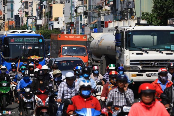 Việc gia tăng dân số gây áp lực cho hạ tầng giao thông TP.HCM. Ảnh: Quỳnh Danh.