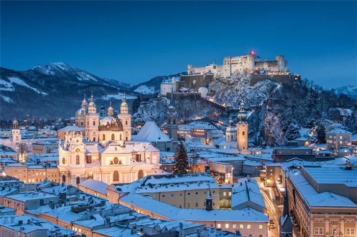  Salzburg, Áo: Thị trấn cổ được bao phủ trong tuyết, với các khu chợ Giáng sinh náo nhiệt và lễ hội hóa trang đặc biệt Đêm Krampus vào ngày 5/12 sẽ là điểm đến mùa Đông hấp dẫn nhất mà du khách không thể bỏ qua. 