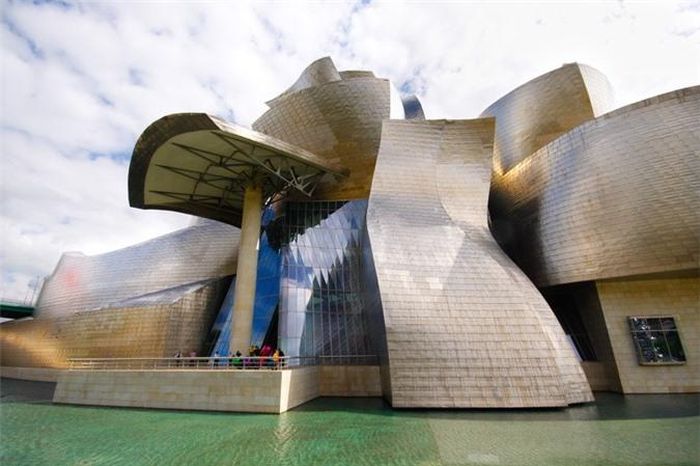 Bilbao, Tây Ban Nha: Bảo tàng Guggenheim tại Bilbao với kiến trúc hiện đại của thế kỷ 20 cũng được ví là một trong những "thánh địa" của giới đam mê sáng tạo.