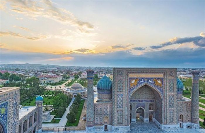  Samarkand, Uzbekistan: Nhà thờ Hồi giáo Bibi-Khanym có từ thế kỷ 15, được trang trí bằng đá cẩm thạch trạm khắc và những bức tranh lớn sẽ là điểm tham quan hấp dẫn nhất với các du khách. 