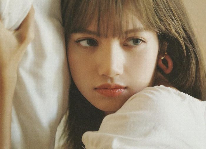  Những thành tích ấn tượng của mỹ nhân nhà YG đã đạt được gồm Idol Kpop có lượng theo dõi nhiều nhất trên Instagram, Biểu tượng thời trang có sức ảnh hưởng nhất do trang Lyst bình chọn và mới đây nhất là vị trí thứ 3 trong BXH Gương mặt đẹp nhất do TC Candler tổ chức. 