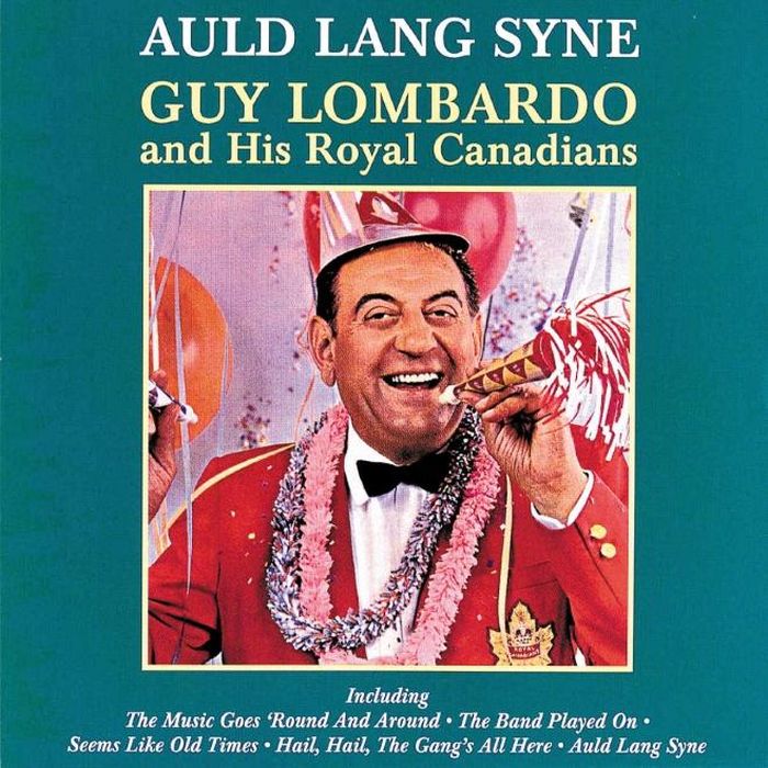 Guy Lombardo và nhóm nhạc Royal Canadians của ông là những người góp công lớn trong việc phổ biến “Auld Lang Syne” ra toàn cầu