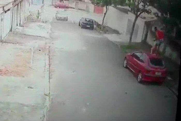 ...và nhanh trí cùng cậu bé tìm nơi trú ẩn trên nóc xe hơi