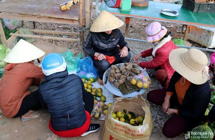 Làng quê là nơi sản sinh ra nhiều món ăn dân dã, lâu đời, trong đó bánh trái chợ quê luôn là thức quà ngon. Những chiếc bánh nếp, bánh tẻ, bánh gai... gói lá chuối vẫn hấp dẫn người mua ở các chợ quê.
