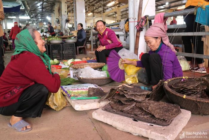 Là nơi mua bán trao đổi của làng quê, nên chợ quê luôn gắn với các làng nghề ở địa phương (nghề bún bánh, nghề đan lát, nghề bện chổi...). Trong ảnh: Hàng bánh đa ở chợ Bộng xã Bảo Thành, huyện Yên Thành