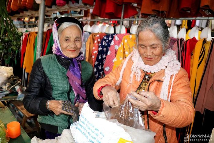 Từ xưa đến này, chợ quê không chỉ là nơi mua bán, trao đổi, giao lưu mà còn là không gian phản ánh tập quán, văn hóa vùng miền. Dẫu cuộc sống có đổi thay, chợ quê - nơi lưu giữ những nét đẹp truyền thống ở các làng quê vẫn hiện hữu và luôn thân thương, gần gũi với mọi người.