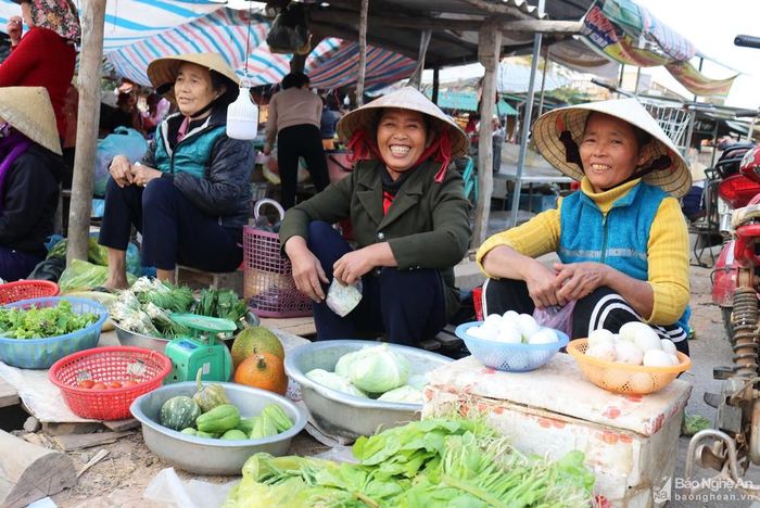 Thời gian họp chợ không thống nhất, có chợ họp hàng ngày, có chợ họp vào các ngày lẻ hoặc ngày chẵn, có chợ họp buổi sáng, có chợ họp buổi chiều hoặc họp cả ngày. Mỗi phiên chợ quê là nơi hội tụ gần như tất cả các sản phẩm của các làng quê. Trong ảnh: Những sản phẩm vườn nhà được bán tại chợ chiều xã Quang Sơn, huyện Đô Lương