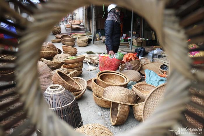 Sau một thời lên ngôi của đồ nhựa, đồ hợp kim... hàng mây tre truyền thống đã trở lại với thị hiếu của người tiêu dùng. Những thúng, mủng, nong, nia, nơm cá, oi, kiềng... thân thương, quen thuộc vẫn xuất hiện ở chợ quê.