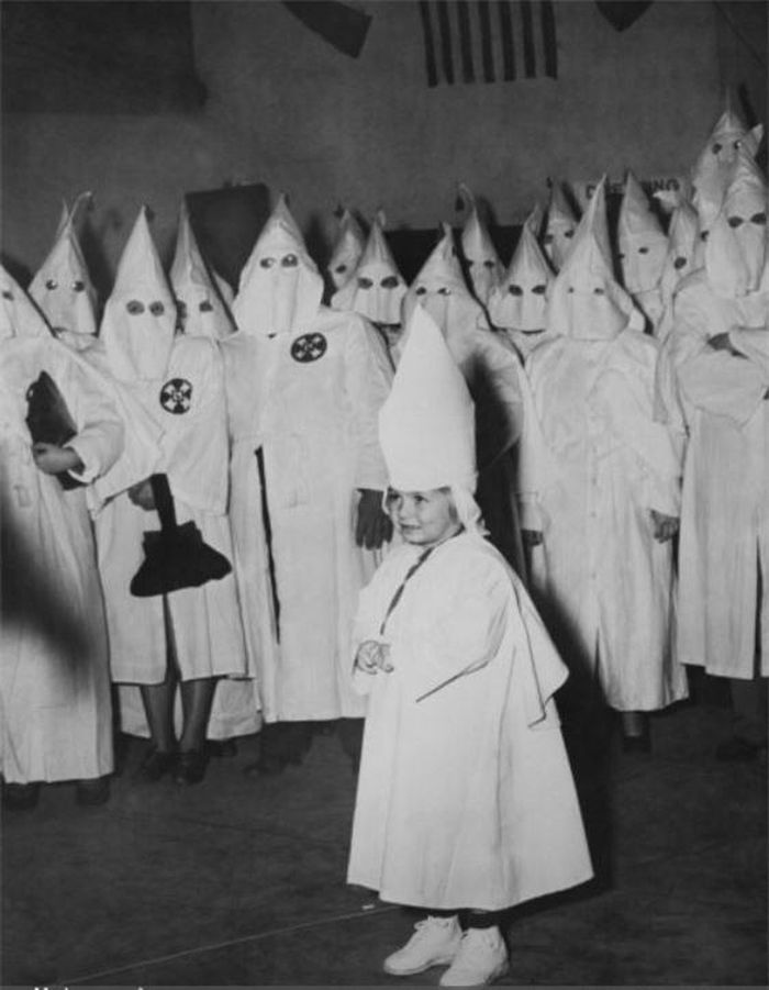  Một buổi lễ kết nạp thành viên của hội kín bí ẩn Ku Klux Klan năm 1900. 