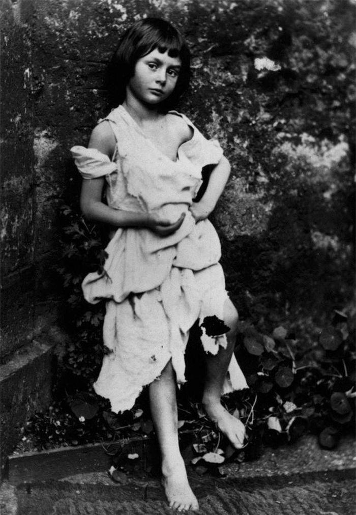  Alice Liddell - cô bé là nguồn cảm hứng cho tác phẩm nổi tiếng của Lewis Caroll - Alice ở xứ sở thần tiên. 