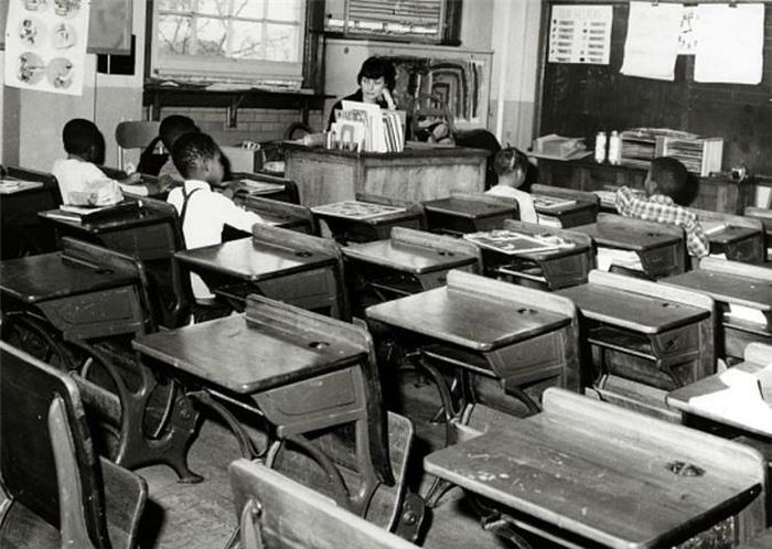  Một lớp học chỉ lác đác vài học sinh khi những học sinh da trắng từ chối đến ngôi trường không phân biệt chủng tộc mới mở ở New York năm 1964. 