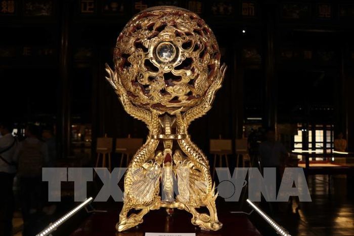Quả cầu cửu long sơn thếp thời Nguyễn. Ảnh: Đỗ Trưởng - TTXVN