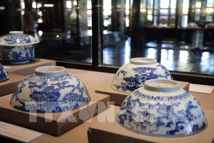 Vật dụng sinh hoạt cung đình. Ảnh: Đỗ Trưởng - TTXVN