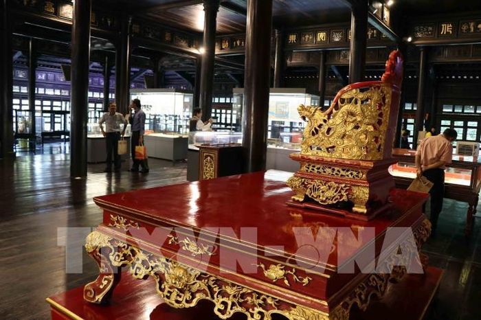 Ngai thờ và sập sơn thếp thời Nguyễn. Ảnh: Đỗ Trưởng - TTXVN