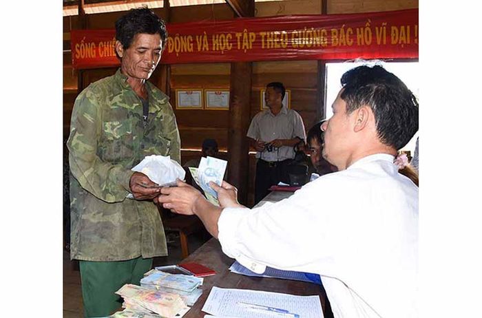 Chi trả tiền dịch vụ môi trường rừng cho người dân xã Kon Pne (huyện Kbang) tham gia quản lý, bảo vệ rừng. Ảnh: M.N
