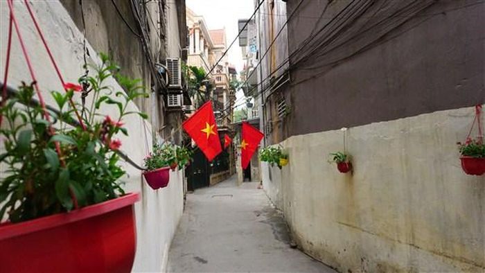 Cổng nhà có hoa tại thị trấn Yên Viên