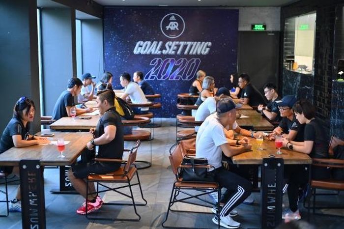 Các coach và crew đang tư vấn cho các thành viên AR Saigon