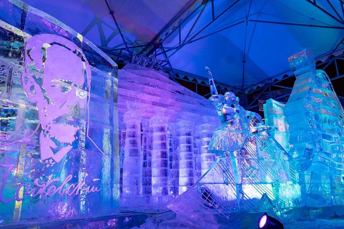 Bức tượng nhạc sĩ Tchaikovsky và một nghệ sĩ ba-lê trên nền Nhà hát Bolshoi Moscow.