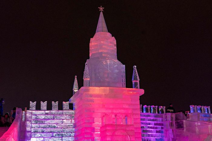 Mô hình điện Kremlin bằng băng cao hơn 10m.