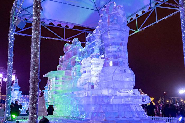 Bức tượng con tàu chạy trên tuyến đường sắt Xuyên Siberia.
