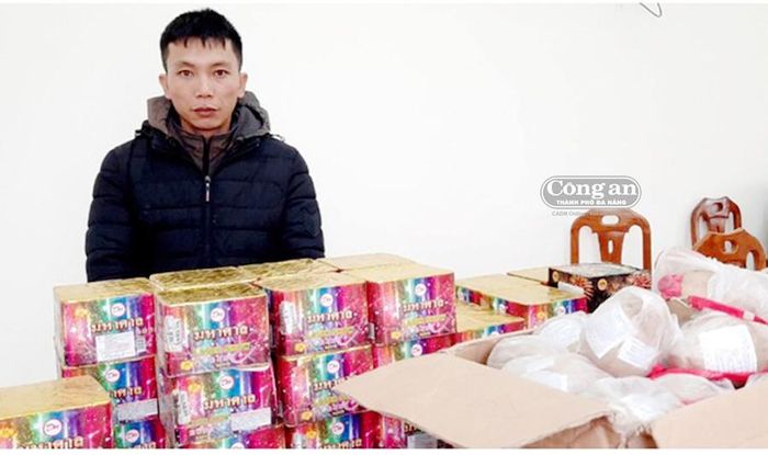 Đối tượng Vũ Văn Phong và tang vật.