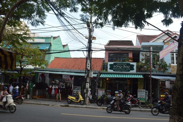 Thời gian gần đây, việc phát loa phường buổi sáng đã thuyên giảm nhưng thỉnh thoảng vẫn gây khó chịu cho khách, đặc biệt là khách châu Âu