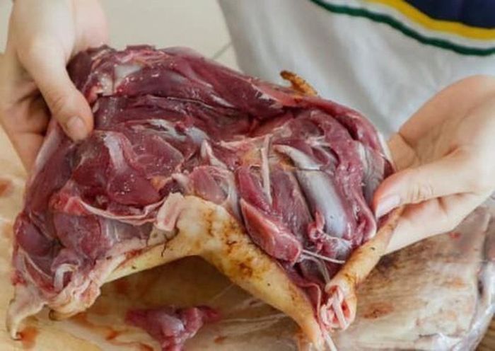 Thịt đùi gà tây bán tràn lan, giá rẻ giật mình.