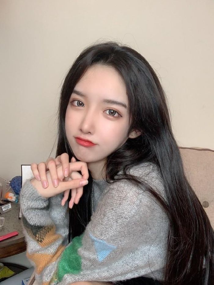 Cô nàng tiếp theo bị lộ mặt thật chính là Abbily, sinh năm 1999, một hot girl có tiếng trên mạng xã hội với hơn 2,2 triệu người theo dõi. Cô nàng được yêu mến nhờ nhan sắc xinh đẹp như búp bê.