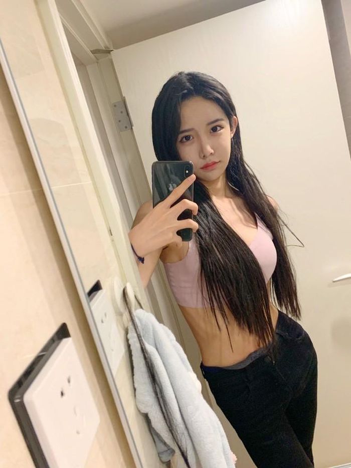 "Cái gì vậy? Nữ idol sinh năm 99 của tôi thực chất sinh năm 89 ư? Trông già quá", "Tôi biết ngay mà, mấy cô hot girl trên mạng chỉ được cái chỉnh ảnh giỏi thôi chứ xinh đẹp gì. Đúng là lừa người" - Người hâm mộ bất ngờ trước dung nhan thật của Abbily.