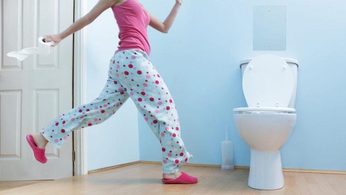  Vào sáng sớm, dù cảm thấy buồn đi vệ sinh tới đâu thì bạn cũng không nên đi tiểu ngay khi vừa ngủ dậy. Nguyên nhân là bởi khi bàng quang “xả” nước tiểu quá nhanh dễ dẫn đến choáng váng, thậm chí ngất xỉu. Ảnh minh họa: Internet