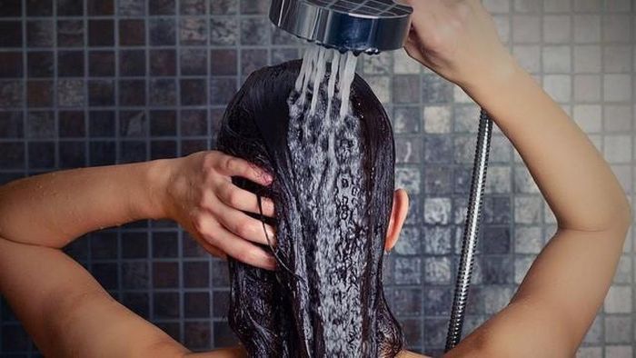 Buổi sáng không nên gội đầu, đặc biệt là vào mùa đông. Nhẹ thì đau đầu, nặng có thể dẫn đến tình trạng các cơ đau nhức. Tốt nhất, đối với thanh niên nên gội đầu buổi tối, nhưng không nên gội trước khi ngủ, nên để tóc khô rồi ra ngoài. Người già tốt nhất nên gội đầu vào buổi trưa. Ảnh minh họa: Internet