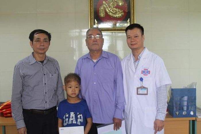 Ông Nguyễn Đăng Tấn, trưởng ban Bạn Đọc Báo VietNamNet cùng cán bộ PCTXH trao số tiền bạn đọc ủng hộ qua Quỹ báo đến tận tay gia đình em Triệu Quý Tỉnh