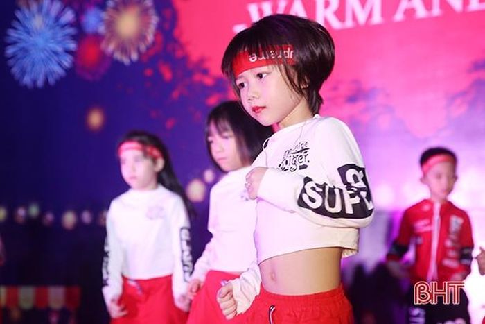 Những tiết mục văn nghệ được các bạn chuẩn bị công phu, kỹ lưỡng...