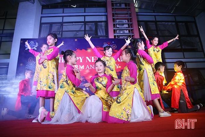 Nhiều tiết mục đưa khán giả về không gian của tết cổ truyền truyền thống...