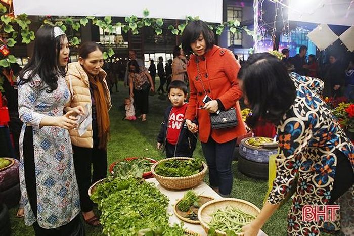 Đặc biệt, chương trình thu hút cả học sinh và phụ huynh vào phiên chợ cuối năm...