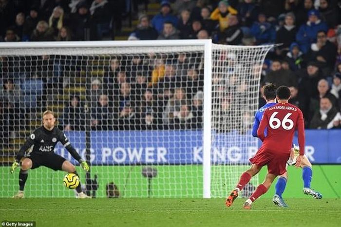 Arnold sút xa ấn định chiến thắng 4-0 cho các vị khách. Trận này, hậu vệ phải của Liverpool tỏa sáng với một bàn thắng và hai đường kiến tạo thành bàn. Ảnh: Getty