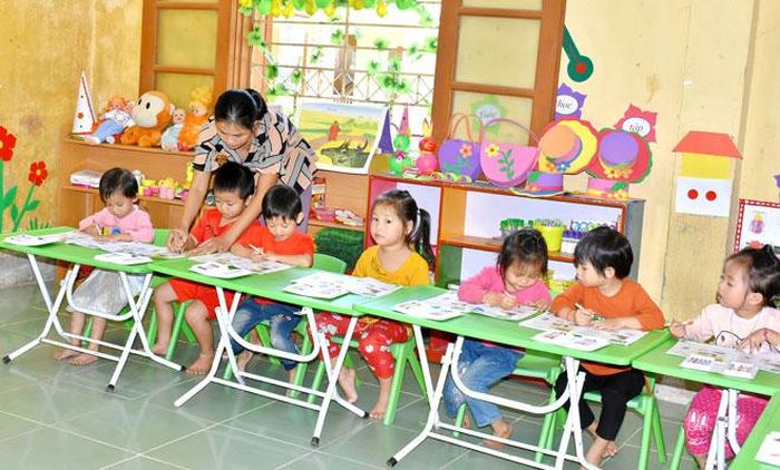 Giờ học vẽ của lớp Mẫu giáo 3 - 4 tuổi, trường Mầm non Hồng Quang (Lâm Bình). Ảnh:Mnh Hoa